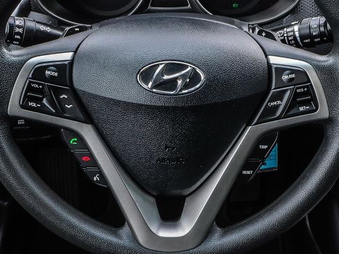Used 2015 Hyundai Veloster FWD image 9