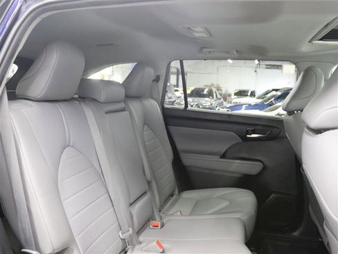 Used 2021 Toyota Highlander XLE AWD/4WD image 21