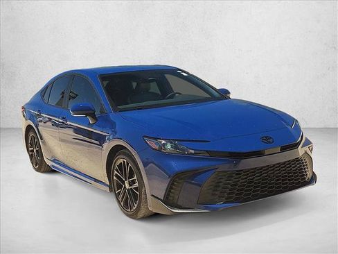 Used 2025 Toyota Camry SE w/ Convenience Package FWD image 3