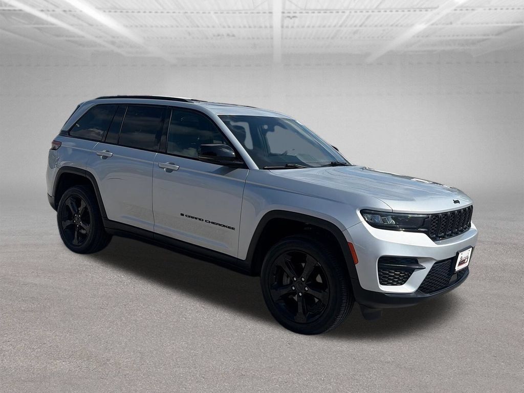Used 2024 Jeep Grand Cherokee Altitude AWD/4WD image 8