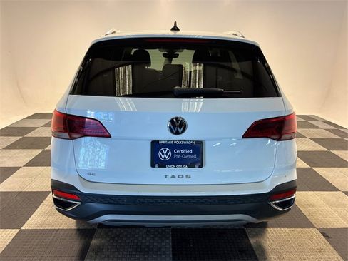 Certified 2022 Volkswagen Taos SE image 4