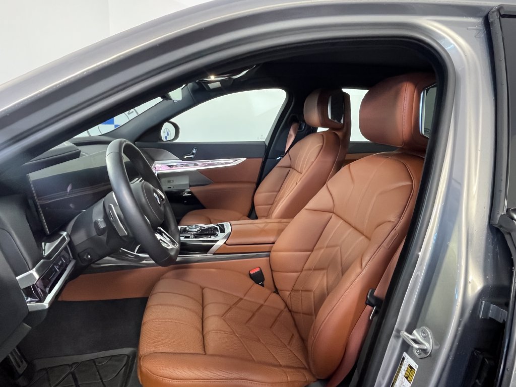 Used 2026 BMW 740i xDrive w/ Premium Package AWD/4WD image 2