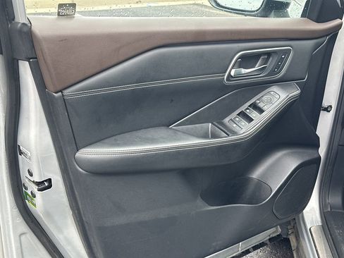 Used 2023 Nissan Rogue Platinum w/ Platinum Premium Package image 10