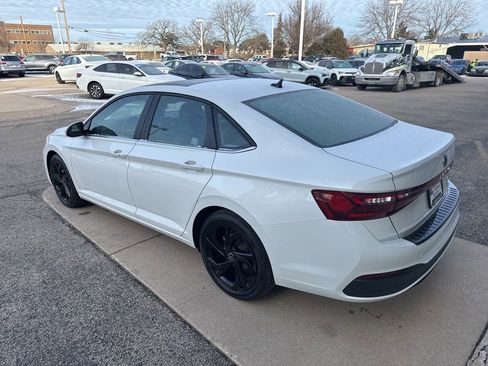 Certified 2025 Volkswagen Jetta SE image 8