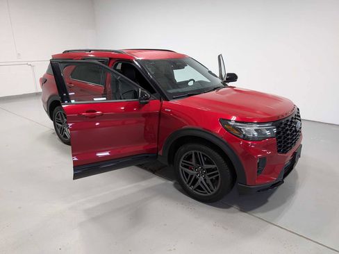 Used 2025 Ford Explorer ST-Line w/ ST-Line Street Pack AWD/4WD image 16