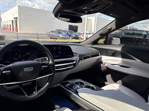 Used 2025 Cadillac Lyriq Luxury AWD/4WD image 11