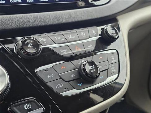 Used 2017 Chrysler Pacifica Touring-L Plus w/ Advanced Safetytec Group image 26