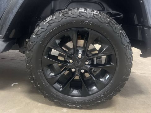 Used 2022 Jeep Wrangler Unlimited Sahara AWD/4WD image 9