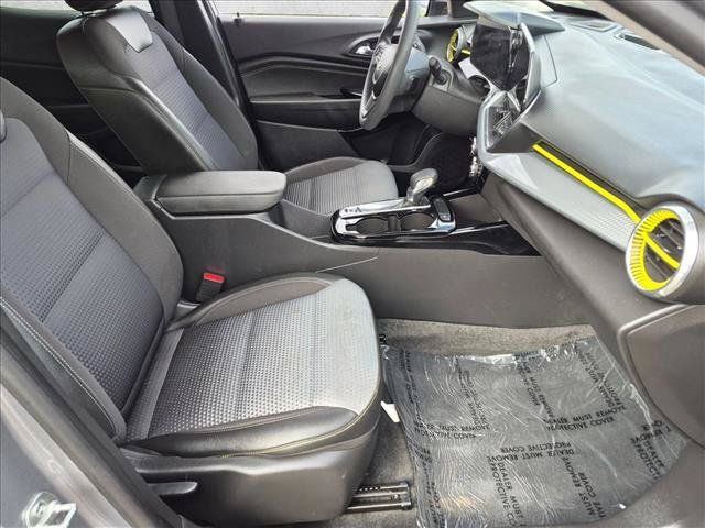 Used 2025 Chevrolet Trax LT FWD image 26
