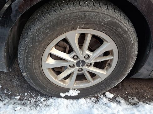 Used 2022 Kia Carnival LX image 4