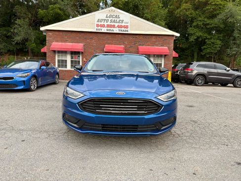 Used 2018 Ford Fusion SE w/ Fusion SE Technology Package FWD image 2