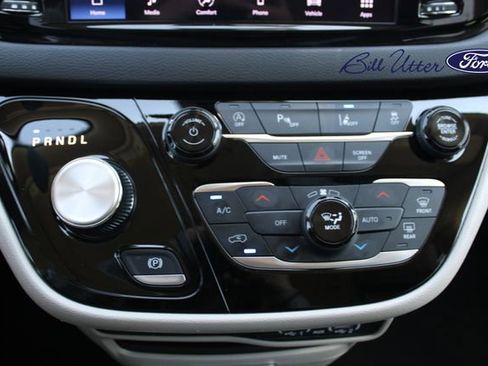 Used 2024 Chrysler Pacifica Touring-L FWD image 17