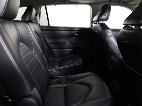 Used 2022 Toyota Highlander XLE FWD image 26