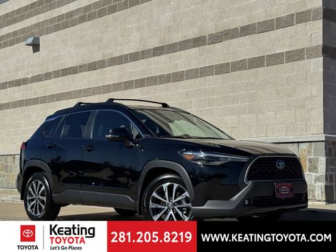 Certified 2025 Toyota Corolla Cross XLE image 1