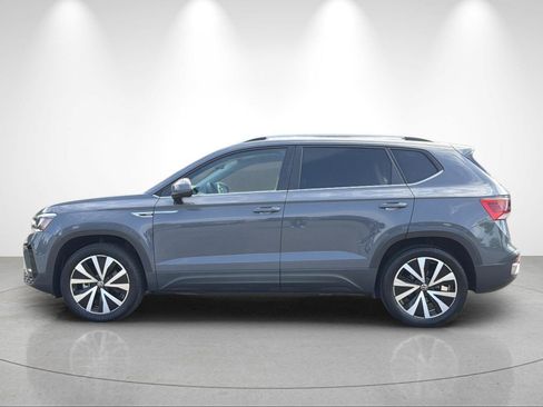 Used 2023 Volkswagen Taos SE w/ Panoramic Sunroof Package AWD/4WD image 2