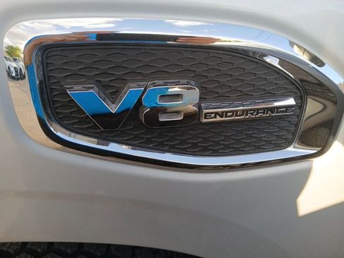 Used 2017 Nissan Titan SV image 2