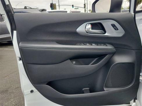 New 2023 Chrysler Pacifica Touring-L w/ S Appearance Package image 17