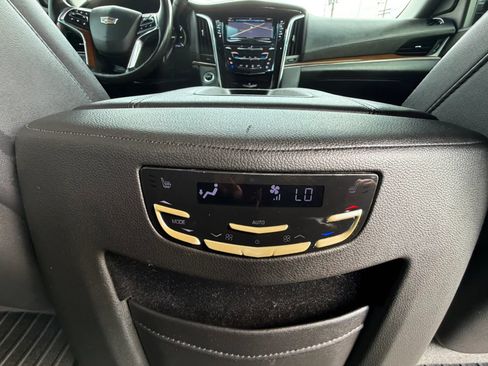 Used 2019 Cadillac Escalade Luxury image 41