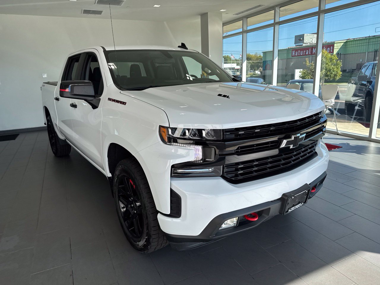 Used 2022 Chevrolet Silverado 1500 RST w/ Redline Edition AWD/4WD image 2