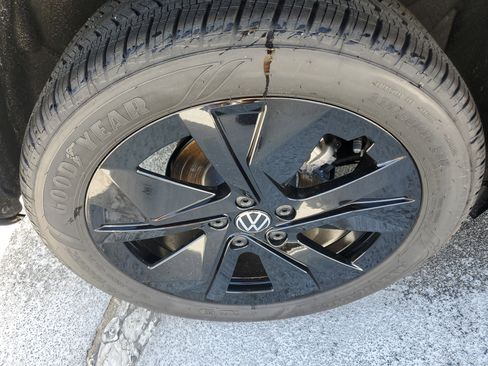 New 2025 Volkswagen Taos SE image 5