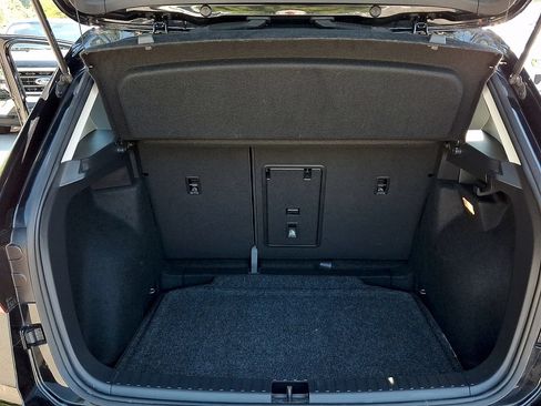 Certified 2023 Volkswagen Taos SE w/ Panoramic Sunroof Package FWD image 29