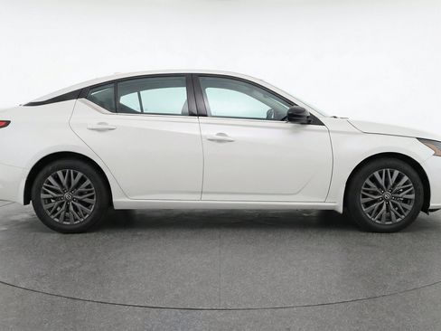 Used 2025 Nissan Altima 2.5 SV FWD image 11