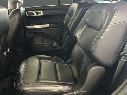 Used 2021 Ford Explorer XLT w/ Equipment Group 202A AWD/4WD image 22