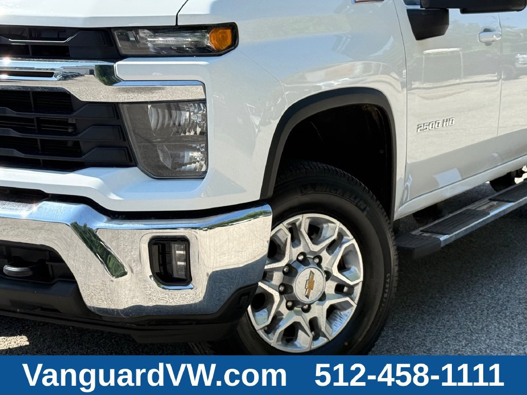 Used 2024 Chevrolet Silverado 2500 LT AWD/4WD image 3