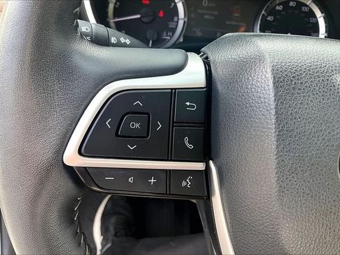 Used 2023 Toyota Highlander XLE AWD/4WD image 24