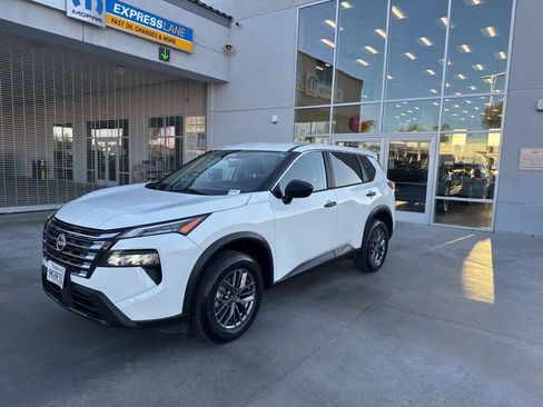 Used 2024 Nissan Rogue S image 4