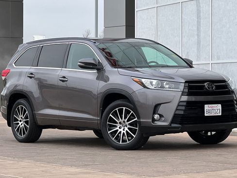 Certified 2017 Toyota Highlander SE image 2