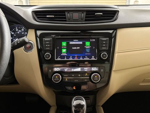 Used 2020 Nissan Rogue SV w/ Premium Package FWD image 18