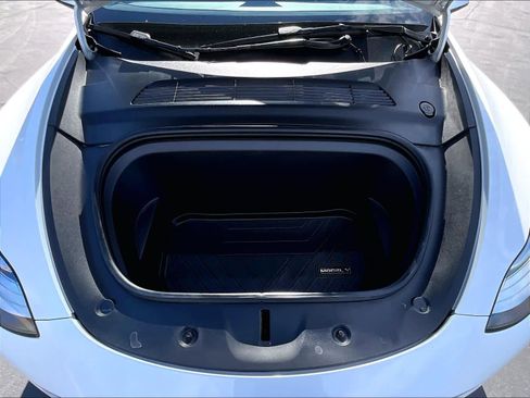Used 2022 Tesla Model Y Long Range image 13