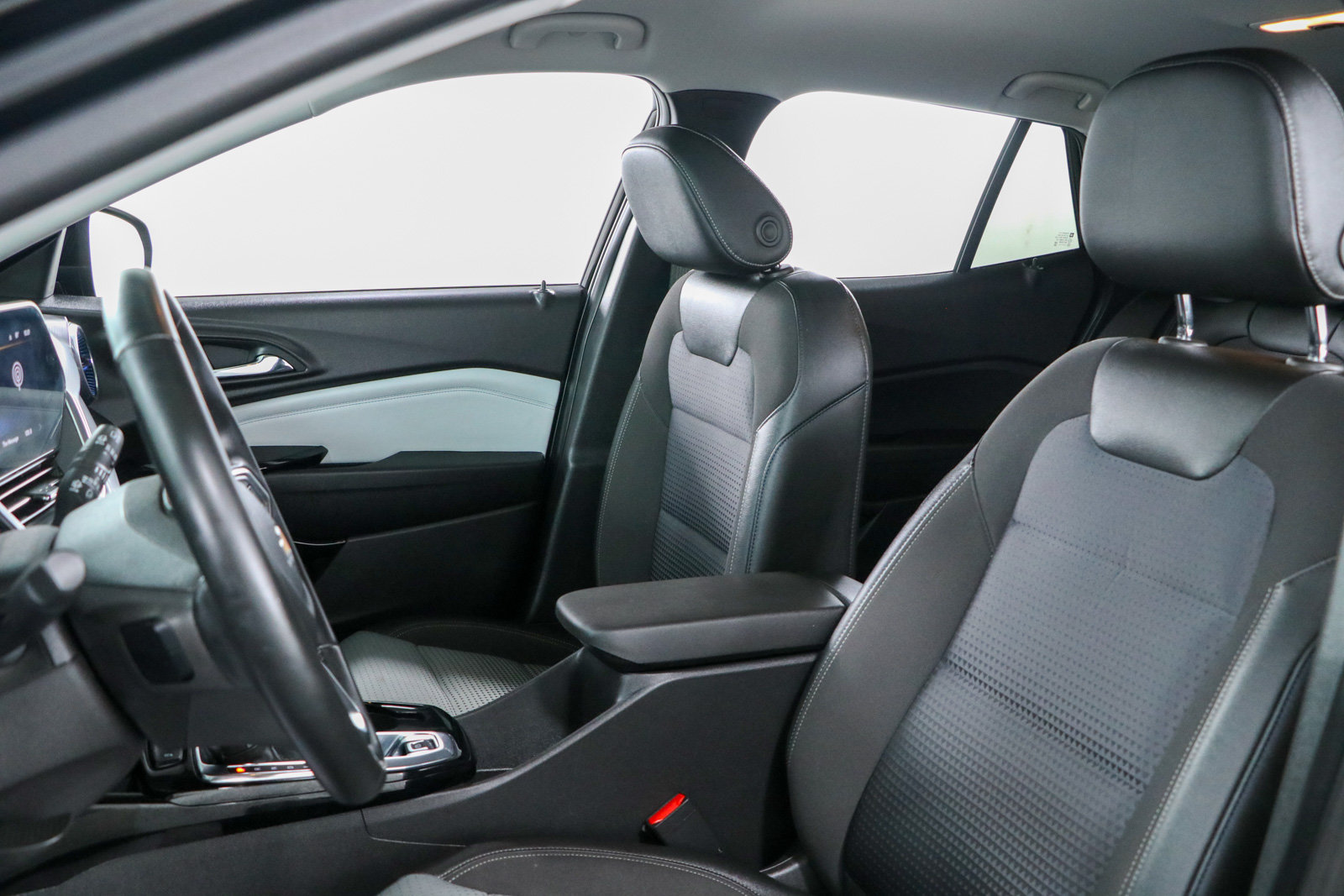 Used 2025 Chevrolet Trax LT w/ LT Convenience Package FWD image 23