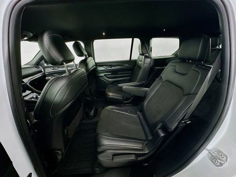 Used 2023 Jeep Grand Cherokee L Laredo image 27