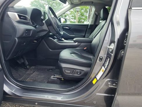 Used 2022 Toyota Highlander XLE AWD/4WD image 9