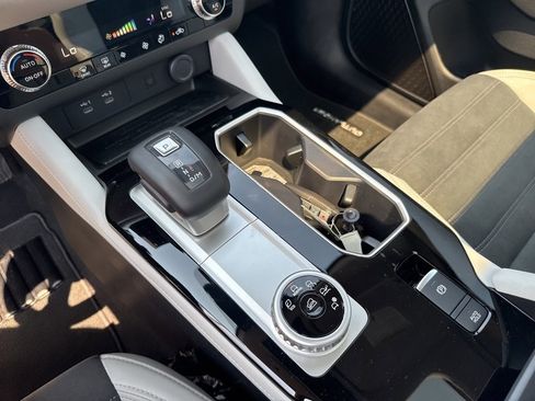 New 2025 Mitsubishi Outlander SE image 34