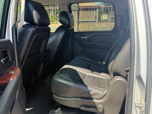 Used 2013 Chevrolet Suburban LT RWD image 7