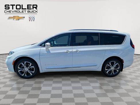 Used 2021 Chrysler Pacifica Pinnacle AWD/4WD image 2