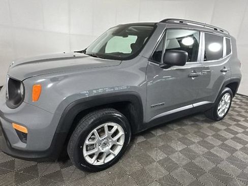 Used 2022 Jeep Renegade Latitude AWD/4WD image 6