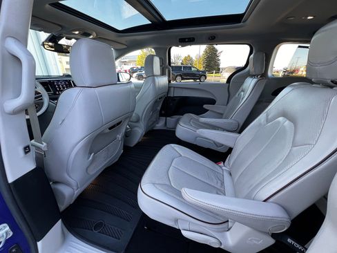 Used 2020 Chrysler Pacifica Limited image 22