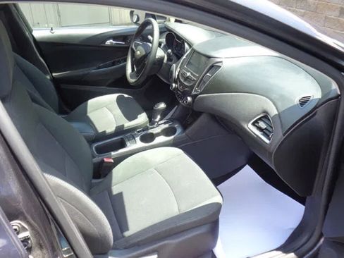 Used 2017 Chevrolet Cruze LT w/ Convenience Package FWD image 9