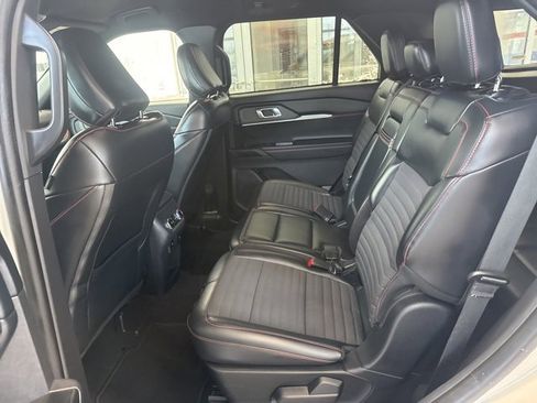 Used 2025 Ford Explorer ST-Line w/ ST-Line Street Pack image 18