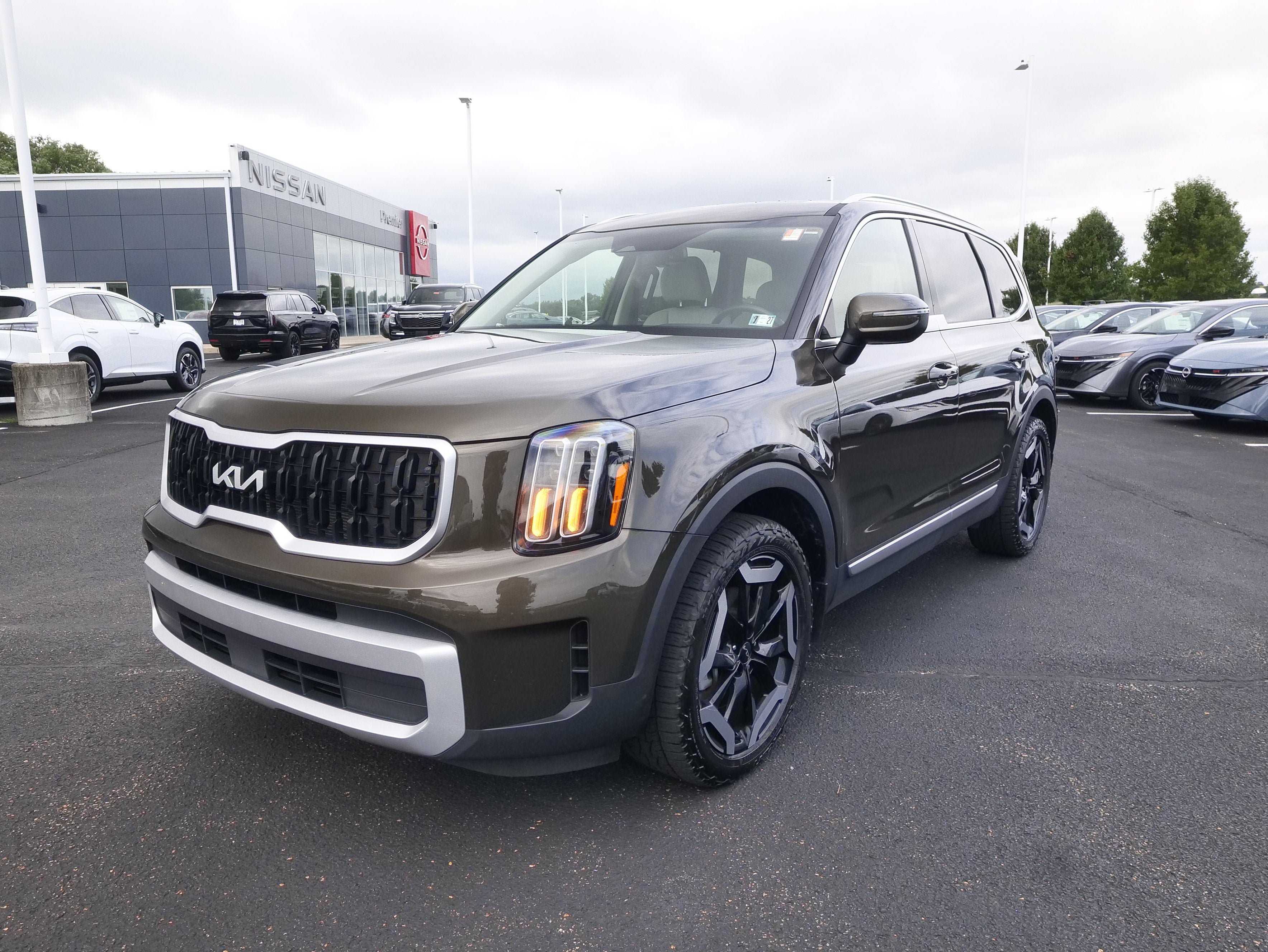 Used 2024 Kia Telluride EX w/ EX Captain's Chair Package AWD/4WD image 4