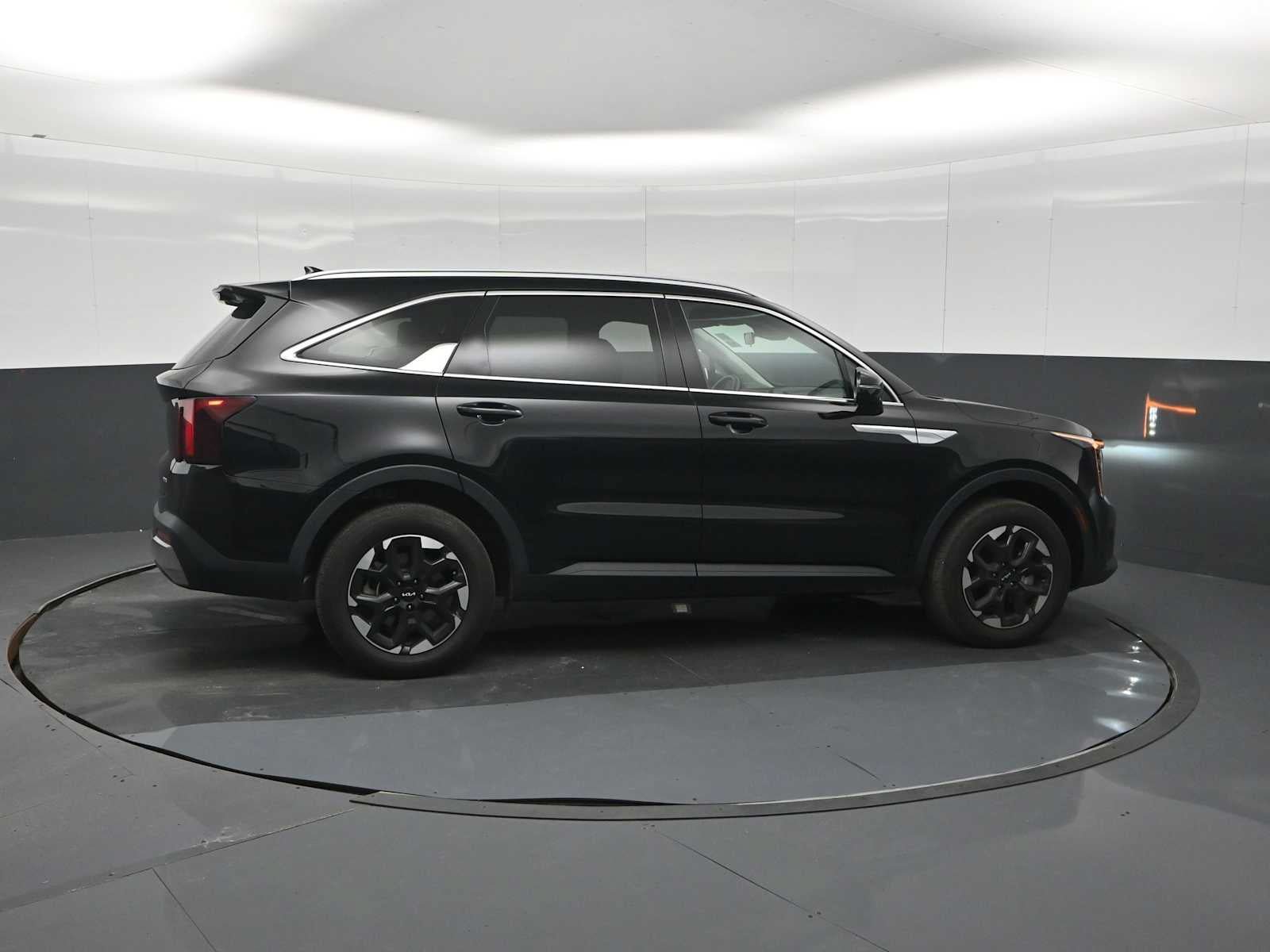 Used 2025 Kia Sorento S AWD/4WD image 9