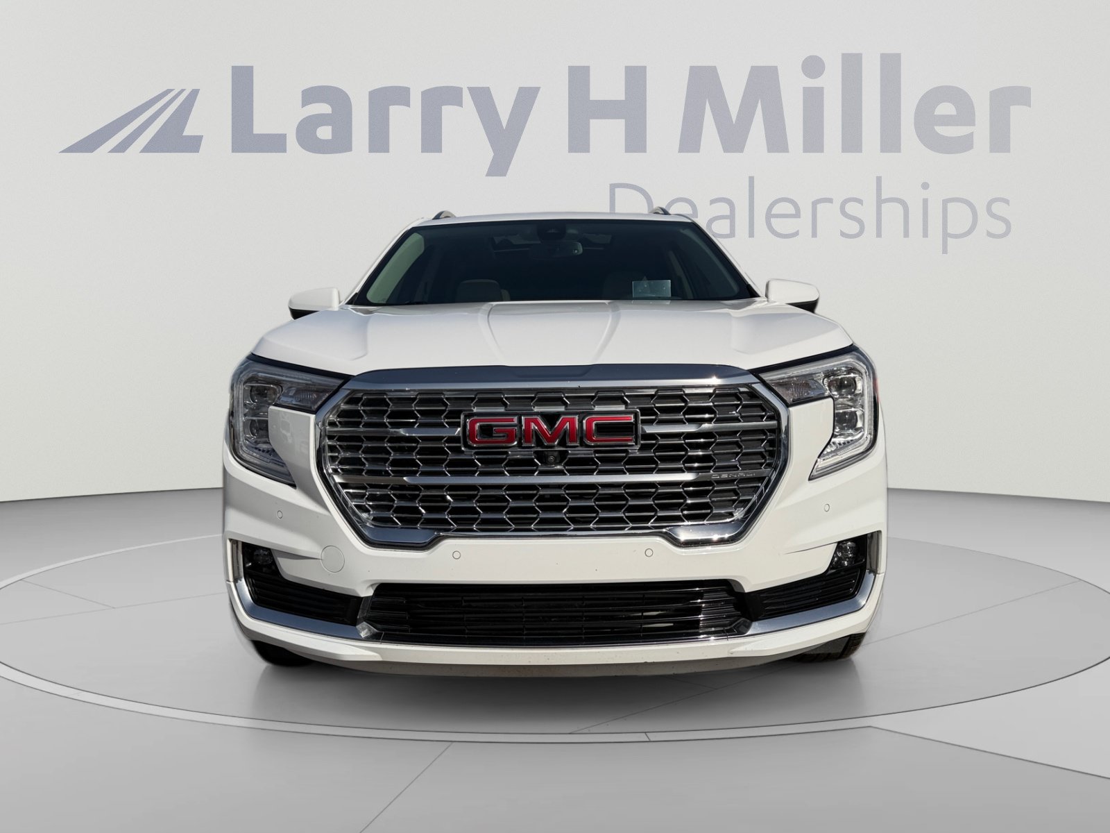 Used 2024 GMC Terrain Denali w/ Denali Premium Package AWD/4WD image 8