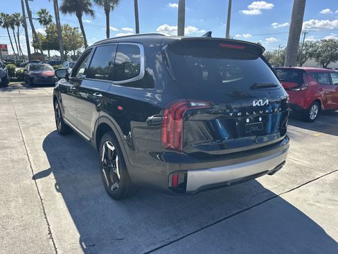 New 2025 Kia Telluride S image 8