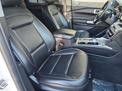 Used 2021 Ford Explorer XLT w/ Equipment Group 202A AWD/4WD image 18