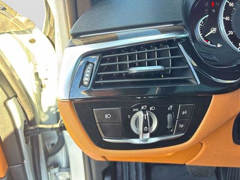 Used 2018 BMW 530i xDrive w/ Premium Package image 18