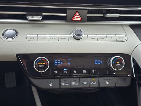 New 2025 Hyundai Elantra Limited image 19